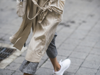 Как носить белые кроссовки этой весной: стильные примеры