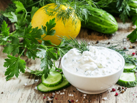 Соус дип из йогурта, чеснока и зелени