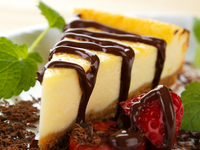 Итальянский чизкейк с шоколадным соусом