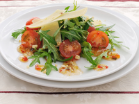 Салат из рукколы, помидоров и пармезана