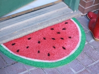 Встречаем лето: как сделать придверные коврики в виде фруктов