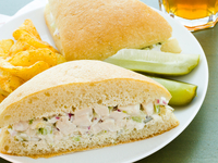 Сэндвич с салатом из курицы и авокадо