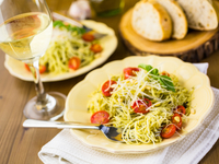 Спагетти с песто, сыром и помидорами