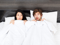 Ребенок застал вас в постели: что делать?