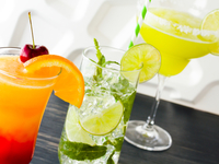 Летние коктейли: три идеи для вечеринки