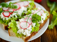Бутерброды с редисом и зернистым творогом