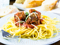 Спагетти с мясными шариками: три рецепта для обеда