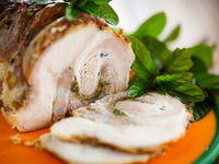 Рулет из свинины с грибами и базиликом