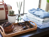 Как погладить одежду без утюга: видео-урок