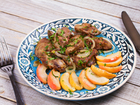 Жареная печень с яблоками и луком