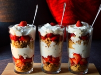 Клубничный десерт с йогуртом