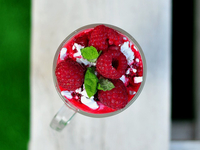 Смузи с малиной и мороженым