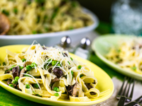 Паста с грибами и зеленым горошком