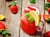 Лимонад с клубникой и газировкой