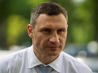 Еще один поющий мэр: Кличко спел на последнем звонке в школе