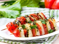 Шашлычки из картофеля, помидоров и бекона