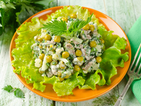 Салат из курицы, крапивы и зеленого горошка