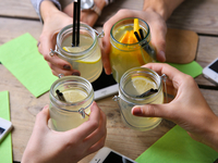 Безалкогольные напитки с лимоном: 4 рецепта для лета