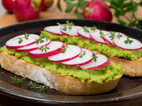 Брускетта с редисом и зеленым горошком