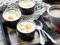 Запеченные яйца с зеленым луком и фетой