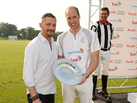 Том Харди вручил награду команде принцев Уильяма и Гарри за победу в матче по поло