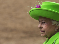 Елизавета II стала героиней фотожаб из-за неудачного наряда