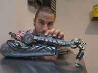 Искусство без границ: тату-мастер без руки сделал первую тату протезом