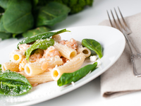 Паста с лососем, шпинатом и помидорами