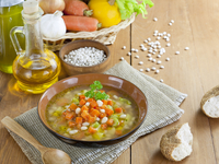 Летний овощной суп с белой фасолью