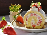 Бисквитный рулет с клубникой