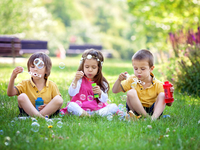 Психолог объяснил, почему люди называют детей необычными именами