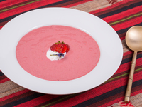 Клубничный суп с йогуртом и сметаной