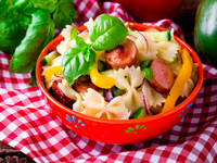 Теплый салат с макаронами и сосисками