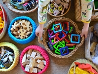 Как заставить ребенка убирать за собой игрушки: забавные методы