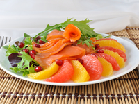 Летний салат с лососем