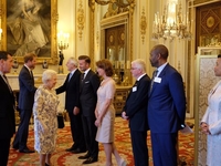 Елизавета II вместе с Дэвидом Бекхэмом наградили молодых ученых