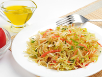 Салат из капусты с яблоком и морковью
