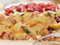 Бисквитный торт с желе и фруктами