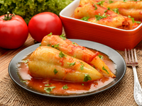 Фаршированный перец с мясом и рисом в томатном соусе