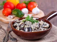 Жареные баклажаны с луком и сметаной