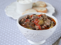 Тушеные баклажаны с мясом и помидорами