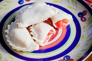 Как приготовить вареники с клубникой