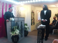 Зависимость от гаджетов: в США мужчина женился на смартфоне