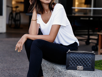 Как носить белую футболку: восемь разных способов