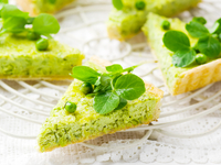 Летний пирог с зеленым горошком и луком