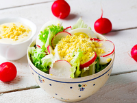 Зеленый салат с редисом и яйцом