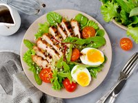 Летний салат с курицей гриль