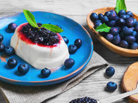 Панна котта с черничным соусом