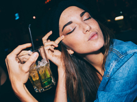 Пьяные смс бывшему: 12 стадий в гифках