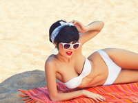 Уже лето, а кость еще широкая: 10 гифок о женщинах в купальнике